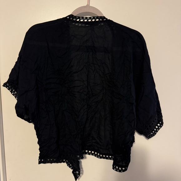 Chic Black Lace-Trimmed Kimono - Picture 5 of 5